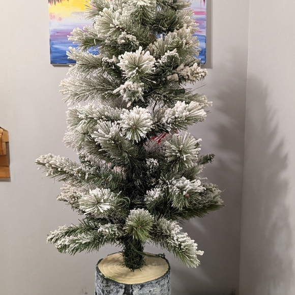 Holiday Time Pre-Lit Green Fir Tree with White Accents - Picture 4 of 7